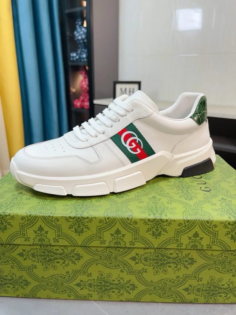 Men's shoes 💰560🌹🌹GUCCI [Gucci] New high-end brand of men's shoes, the latest fashionable casual men's shoes, trendy and versatile, relaxed and sporty style, uppers imported from Italy, first-layer cowhide, genuine leather lining, and ultra-fine workmanship. Original personalized fashionable rubber wear-resistant outsole, light and comfortable on the foot, size 38-44